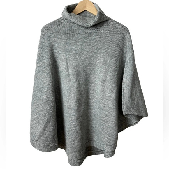 Lolë • Inverness Poncho - Picture 2 of 6